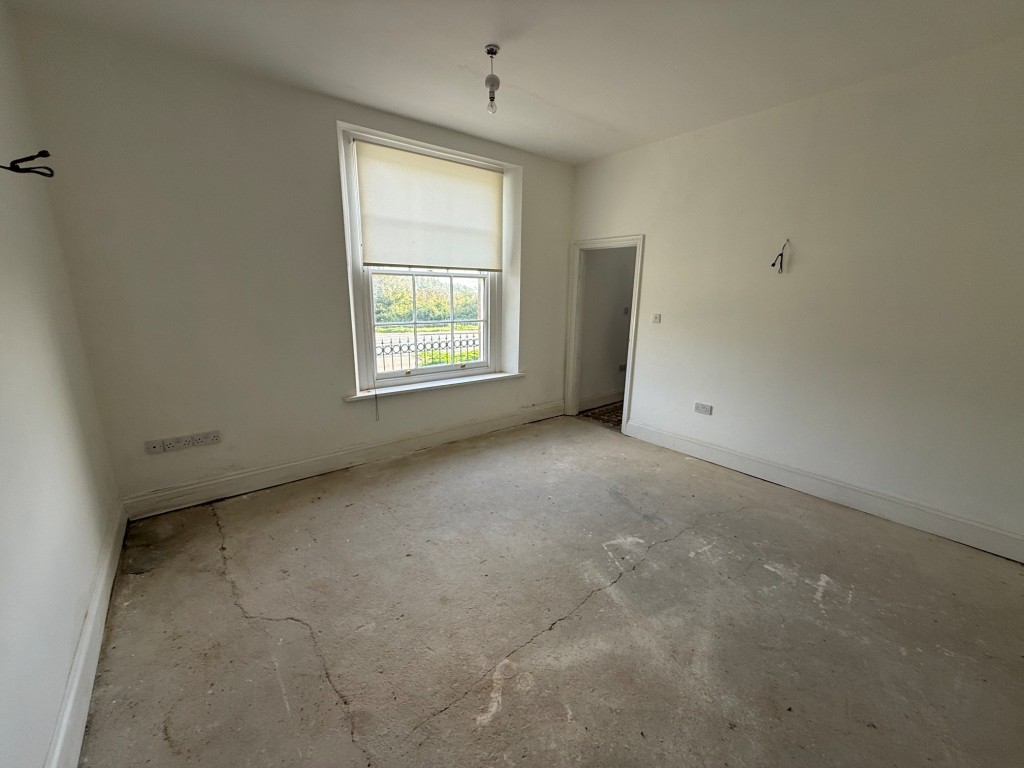 Lot: 172 - DETACHED HOUSE WITH STUNNING VIEWS - Second reception room